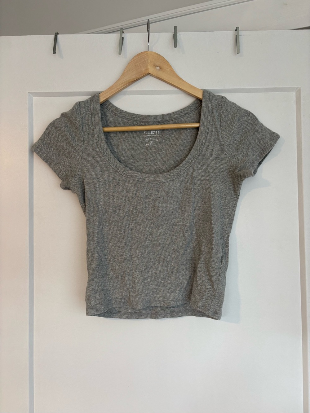 Hollister Ribbed Scoop Neck Tee in Heather Gray